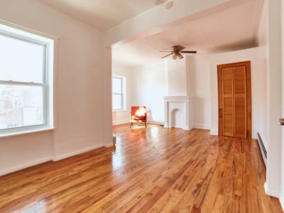 XL room w. Exposed Bricks + View to sunny backyard Main Photo