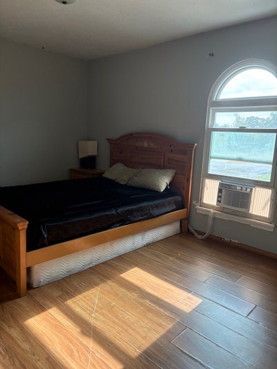 Small room for rent looking for someone asap Main Photo