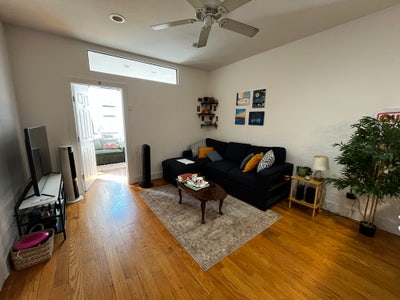 Looking For 2 Female Roomies!! Main Photo