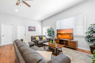 Large Private Room in Modern and Spacious Home Main Photo