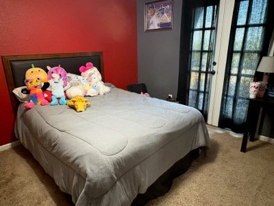 Large On-Suite in Large Home 4 Rent Main Photo