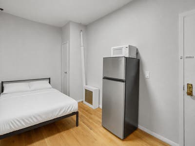 Studio in Lincoln Square on a flexible lease Main Photo
