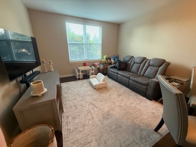 28 year old female renting out living room  Main Photo