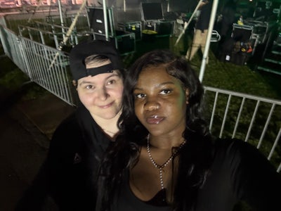2 females looking for a room Main Photo