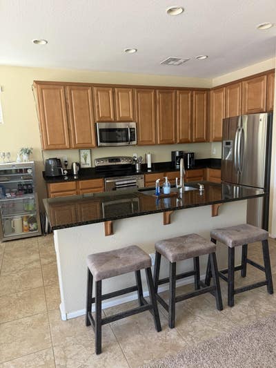 Looking for female roommate Main Photo