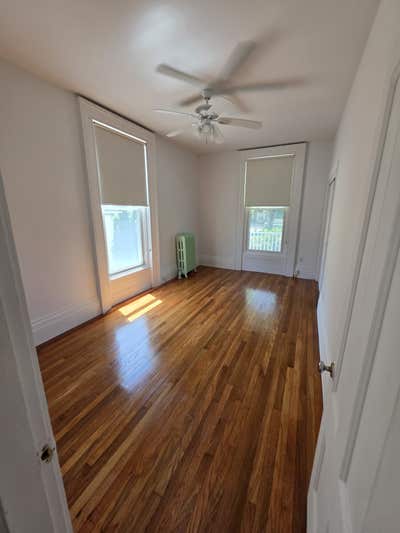 1 large room Main Photo