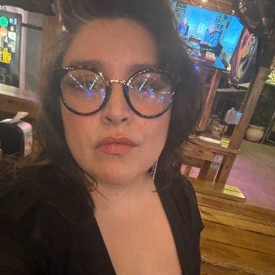 Single, responsible woman looking for a cozy place Main Photo