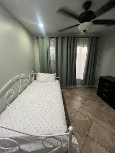 Small room Main Photo