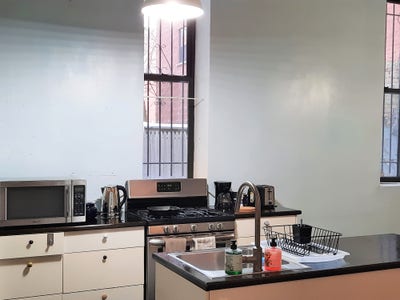 Renting 3 Rooms to 1 Group of 3 People Main Photo