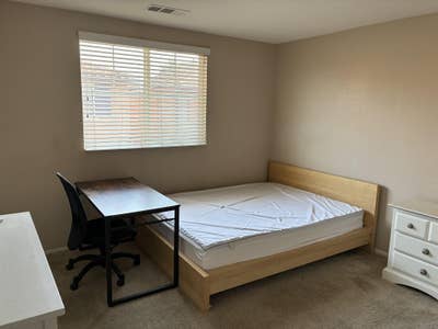 Quiet Room For Rent Main Photo