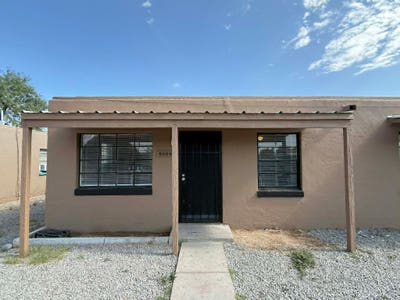 Charming 1BRBA duplex conveniently located in cent Main Photo