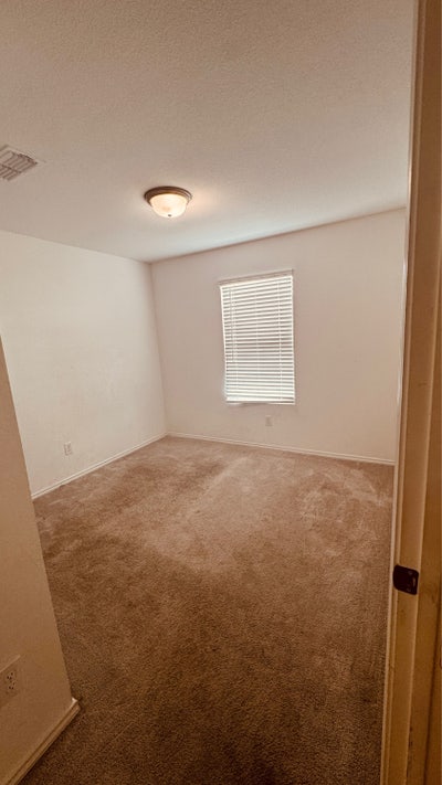 Cozy Room for Rent in Family Home Main Photo