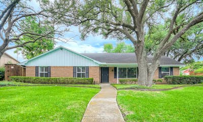 Polished Northwest Dallas home with quick North To Main Photo
