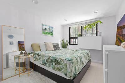 Queen size room in massive Ground Floor Duplex Main Photo