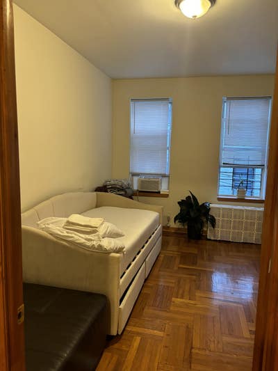 Mid sized sunny room available  Main Photo