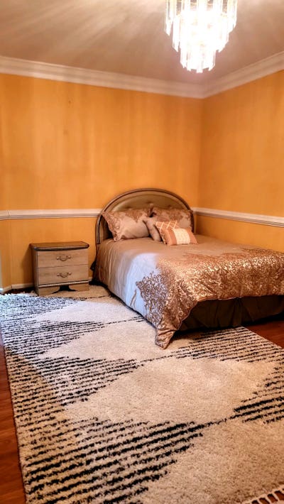Spacious room available now at a phenomenal locati Main Photo