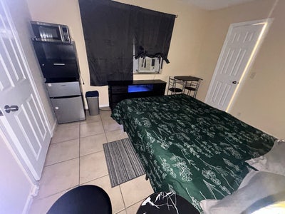 1 Bedroom with a private bathroom Main Photo