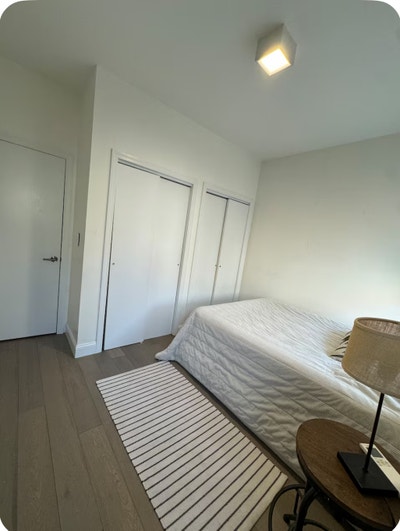 Super sunny room in renovated townhouse Main Photo