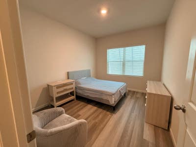 Private furnished room with parking close to beach Main Photo