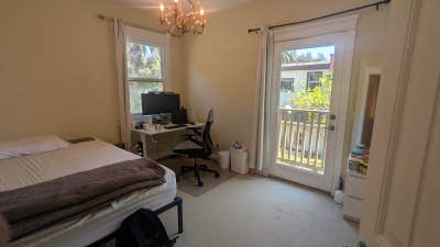 Roommate Wanted! Join Our Dynamic Creative House Main Photo