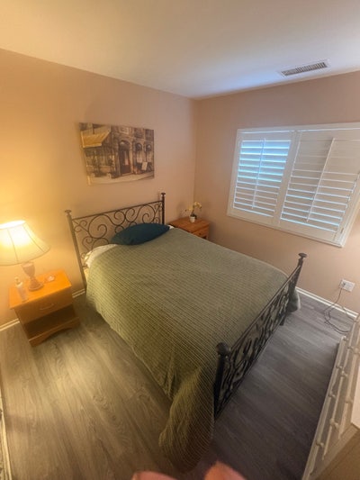 Room for rent in condo Main Photo