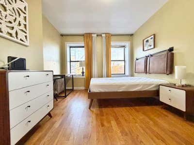 Modern Room with HDTV, Laundry and Rooftop Ameniti Main Photo