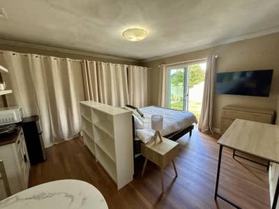 Newlyrenovated & spacious South Gate House with Ba Main Photo