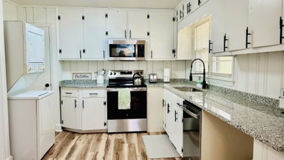 Modern & Comfy Raleigh Home | Furnished | Secure  Main Photo