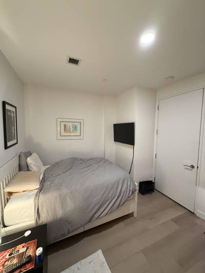 Bedroom for Rent in Heart of Financial District Main Photo