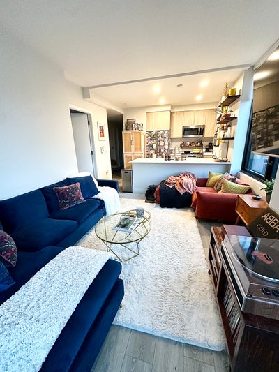 En-Suite Room w/private bathroom - Luxury Building Main Photo