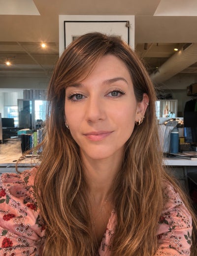 Professional French woman relocating to NYC – look Main Photo