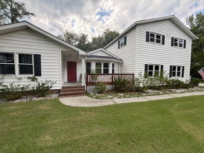 Private upstairs bedroom/bath for rent in house Main Photo