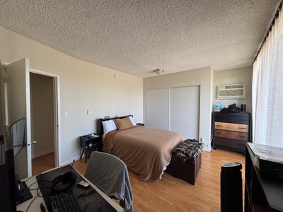 Open Room with Balcony Main Photo