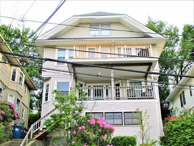 Beautiful 3 Bedroom in Oak Square! Main Photo
