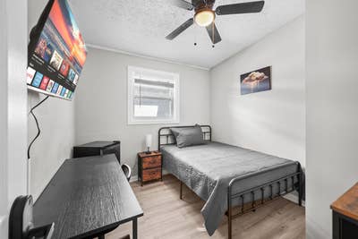Room Price Just Dropped! 🚌 10 Second Walk to Bus  Main Photo