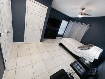 Furnished oversized Private Suite w large walk_in Main Photo