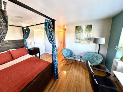Furnished Approx 400 sqft Master Suite w Jacuzzi  Main Photo