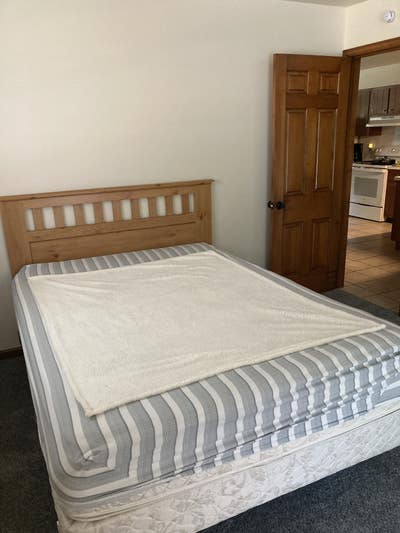 Medium sized bedroom with nice queen sized bed Main Photo