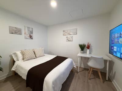 Spacious Furnished Deluxe Room at The Clifton Main Photo