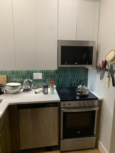 Large Bedroom with Private Bathroom Avail Oct 1 Main Photo