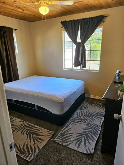 Quiet room for rent Main Photo