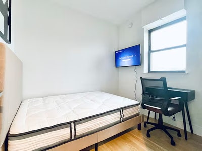 Modern Madison St Room with Gym & Rooftops Main Photo