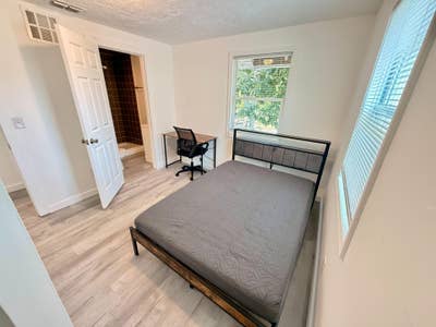 August 2026 Renovated Guest Home on Davis St – Pri Main Photo