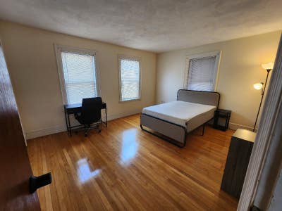 Prime LocationLarge RoomUtilitie Included Main Photo