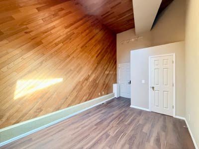 Real Wood Walls! Private Access to the Indoor Poo Main Photo