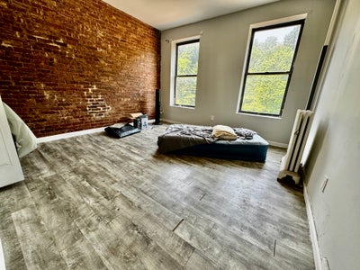 Xl Room, Outdoor Space, Laundry, Cuny, Bc Main Photo