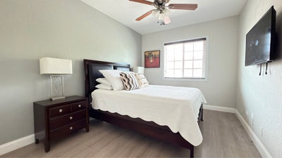 Large 10 x 15 Room for Male w/shared bathroom Main Photo