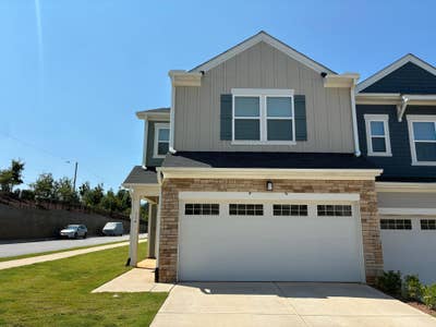 Sizeable rooms in Chapel Hill Main Photo