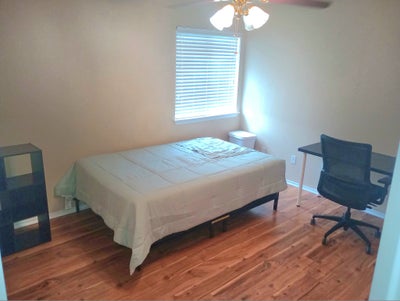 Nice Big Room, Good Neighborhood Main Photo