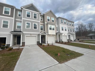 Stunning _Bed Townhome | All Utilities & HOA Incl Main Photo